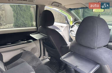 Минивэн Mitsubishi Grandis 2006 в 