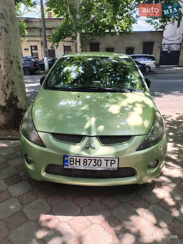 Минивэн Mitsubishi Grandis 2004 в 