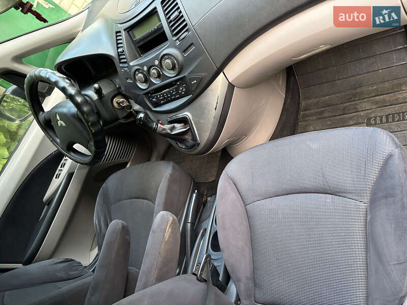 Минивэн Mitsubishi Grandis 2007 в Мошнах
