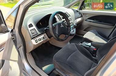 Минивэн Mitsubishi Grandis 2005 в 
