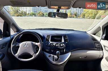 Минивэн Mitsubishi Grandis 2005 в 