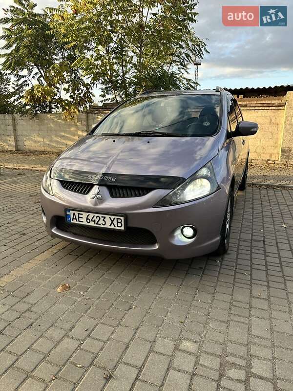 Минивэн Mitsubishi Grandis 2006 в  фото Минивэн Mitsubishi Grandis 2006 в