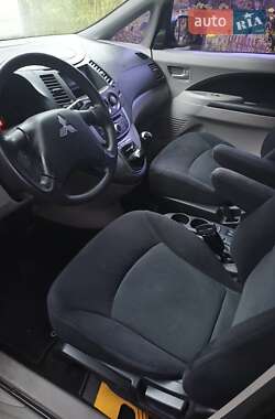Минивэн Mitsubishi Grandis 2008 в 