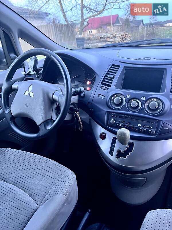 Минивэн Mitsubishi Grandis 2004 в Гатном фото 8 Минивэн Mitsubishi Grandis 2004 в Гатном