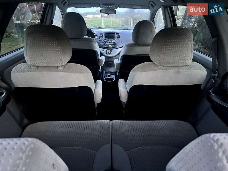 Минивэн Mitsubishi Grandis 2004 в Гатном фото 11 Минивэн Mitsubishi Grandis 2004 в Гатном