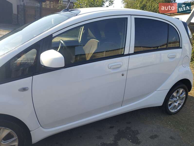 Хэтчбек Mitsubishi i-MiEV 2012 в Смеле