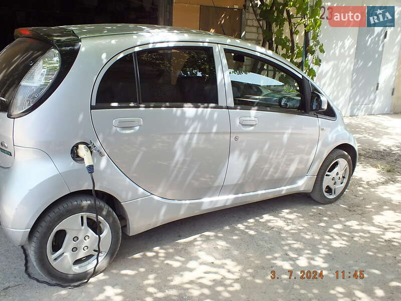 Хэтчбек Mitsubishi i-MiEV 2010 в Южноукраинске