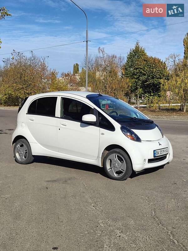Хэтчбек Mitsubishi i-MiEV 2013 в Вараше