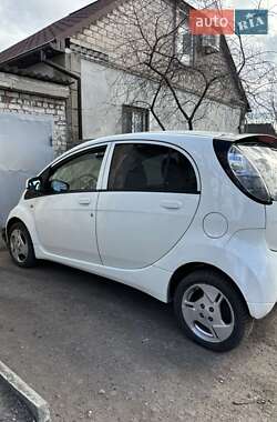 Хэтчбек Mitsubishi i-MiEV 2011 в 