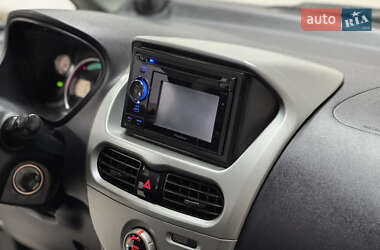 Хэтчбек Mitsubishi i-MiEV 2011 в 