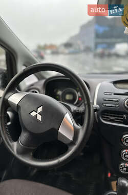 Хэтчбек Mitsubishi i-MiEV 2013 в 