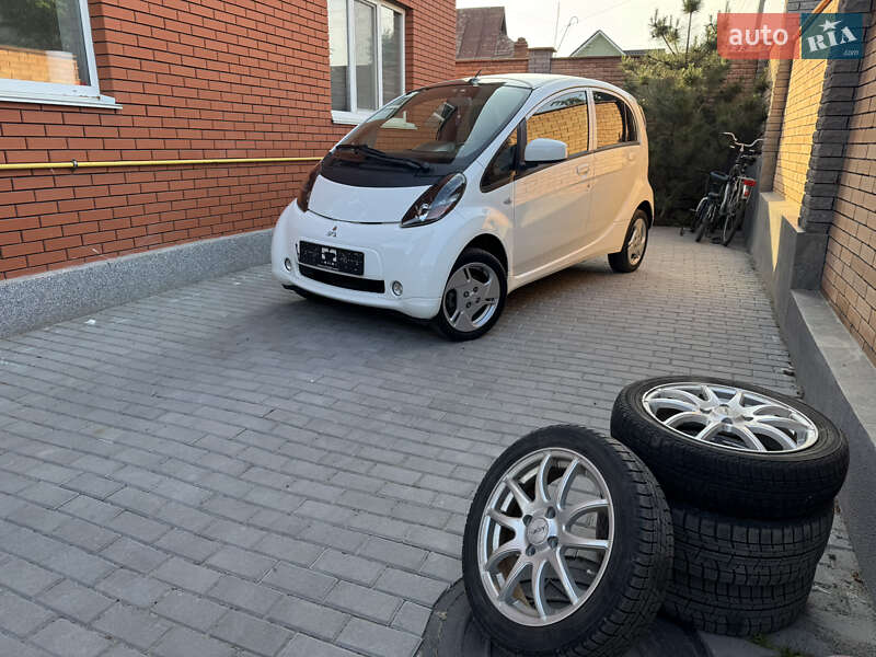Хэтчбек Mitsubishi i-MiEV 2011 в 
