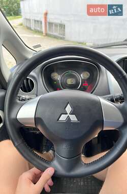 Хэтчбек Mitsubishi i-MiEV 2012 в 