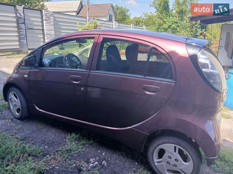 Хэтчбек Mitsubishi i-MiEV 2012 в 