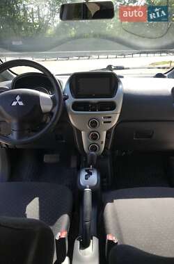 Хэтчбек Mitsubishi i-MiEV 2011 в 