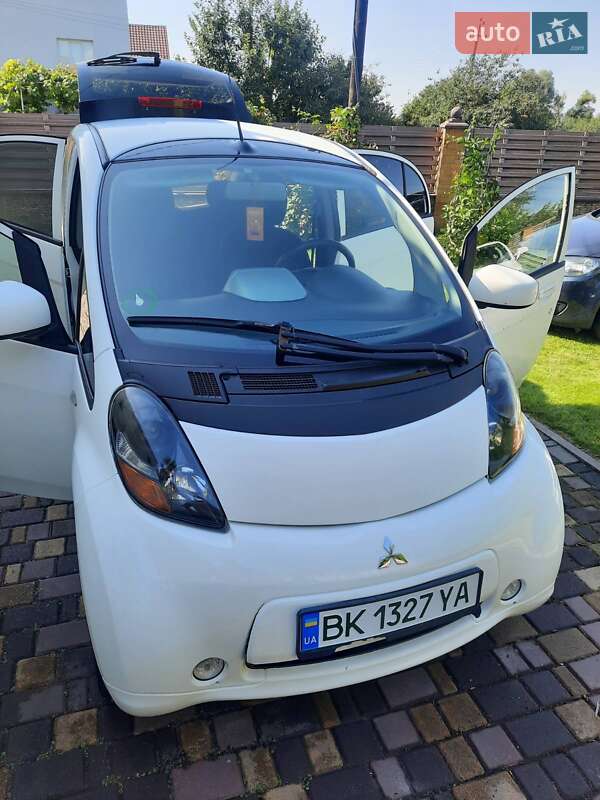Хэтчбек Mitsubishi i-MiEV 2011 в 