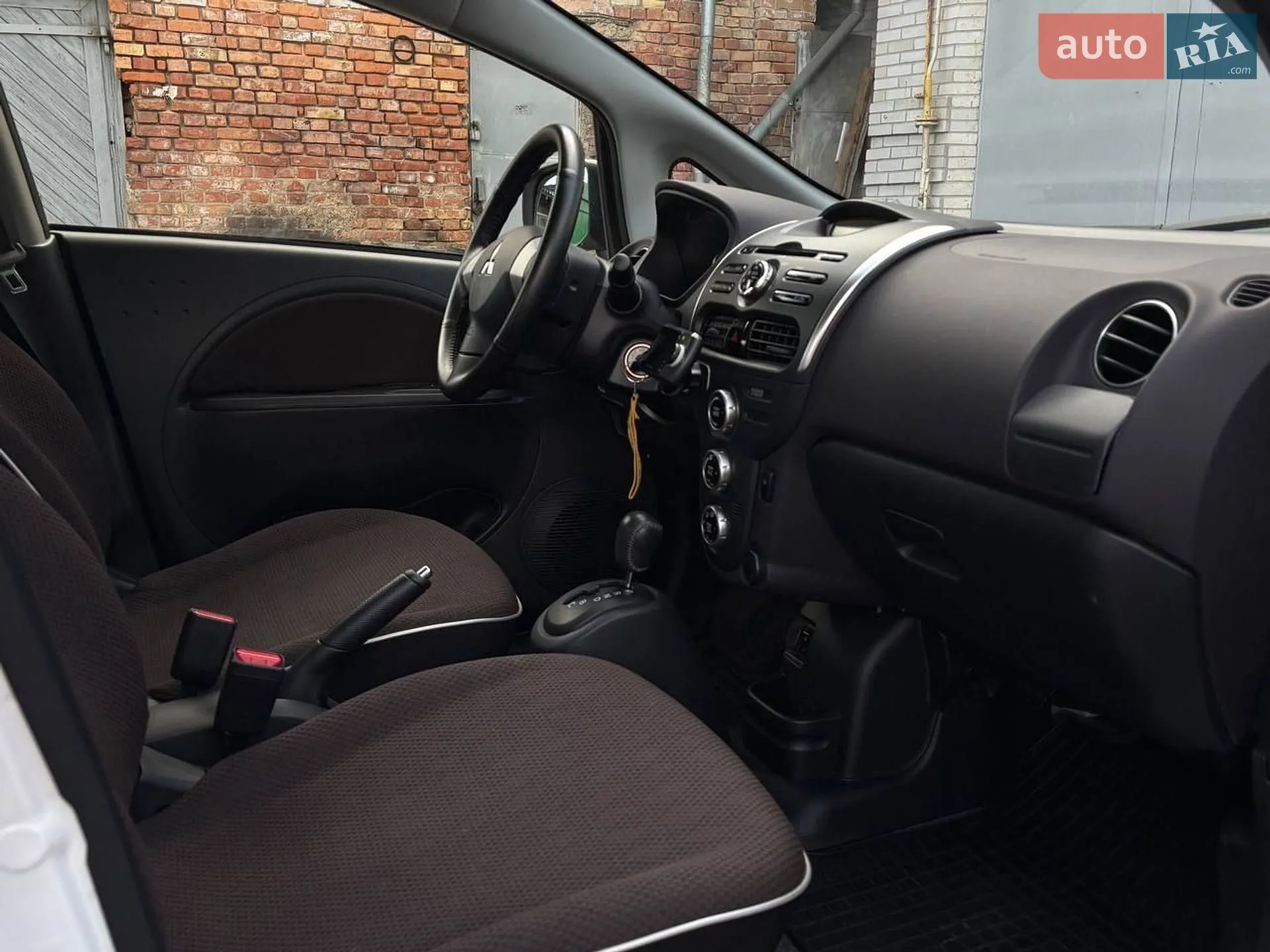 2016 Mitsubishi i-MiEV - мініатюра 12