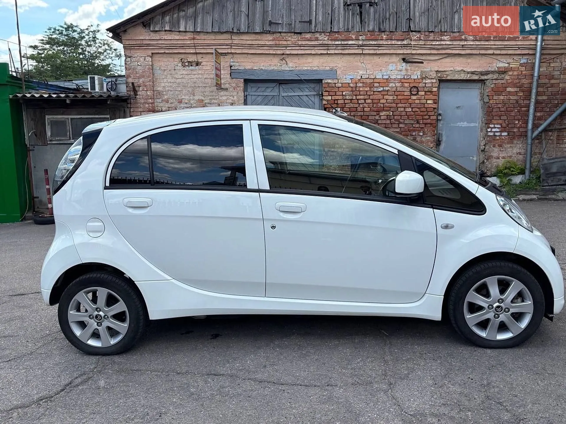 2016 Mitsubishi i-MiEV - мініатюра 16