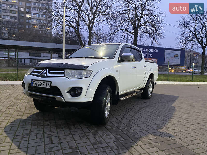 Mitsubishi L 200 2015