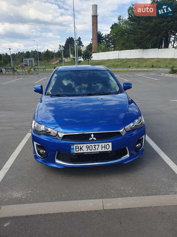 Седан Mitsubishi Lancer 2016 в Сарнах