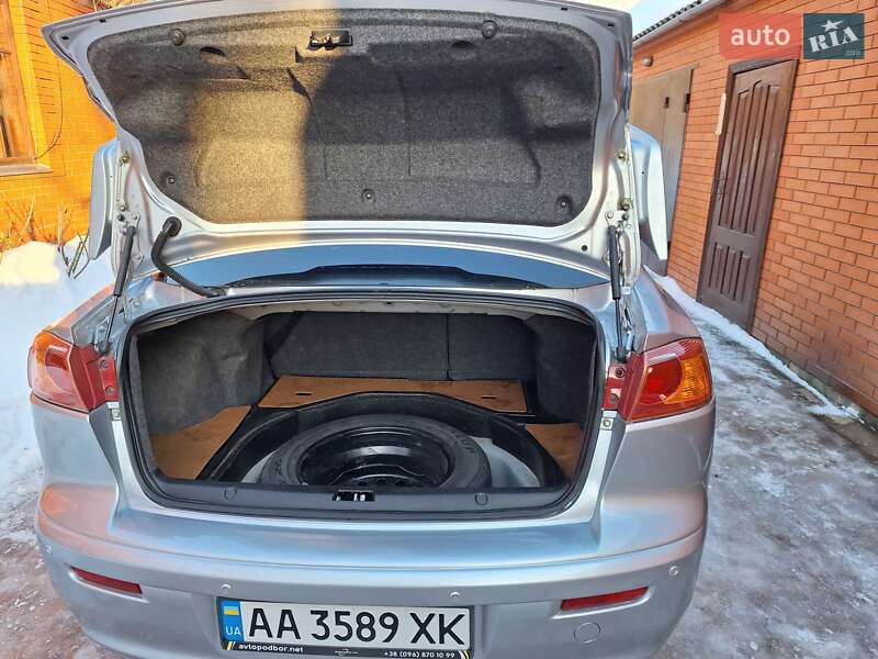 Седан Mitsubishi Lancer 2008 в Ромнах