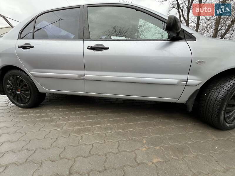 Седан Mitsubishi Lancer 2005 в Черновцах
