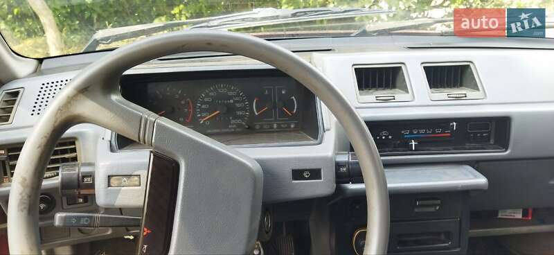 Седан Mitsubishi Lancer 1988 в Городке
