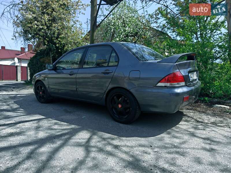 Седан Mitsubishi Lancer 2004 в Луцке