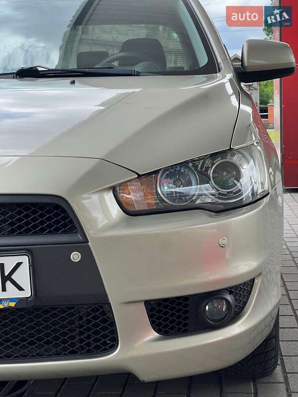 Седан Mitsubishi Lancer 2009 в Киеве
