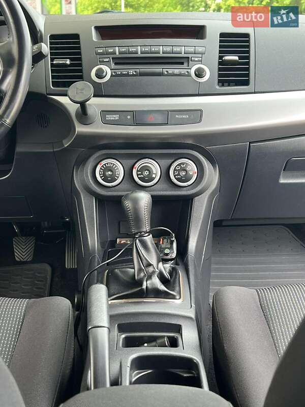 Седан Mitsubishi Lancer 2009 в Киеве