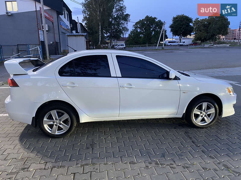 Седан Mitsubishi Lancer 2010 в Чернівцях
