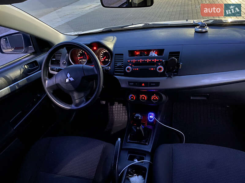 Седан Mitsubishi Lancer 2010 в Чернівцях
