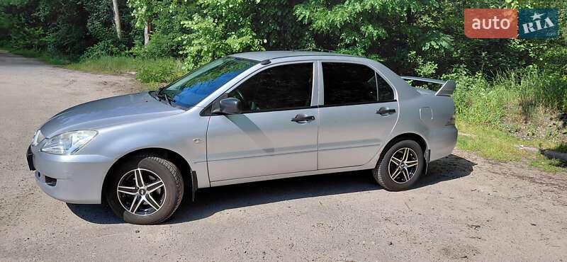 Седан Mitsubishi Lancer 2004 в Києві