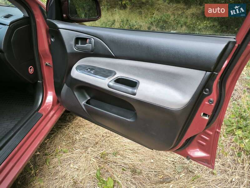 Седан Mitsubishi Lancer 2004 в Днепре