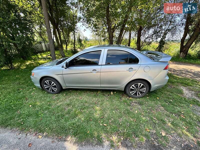 Седан Mitsubishi Lancer 2010 в Обухове