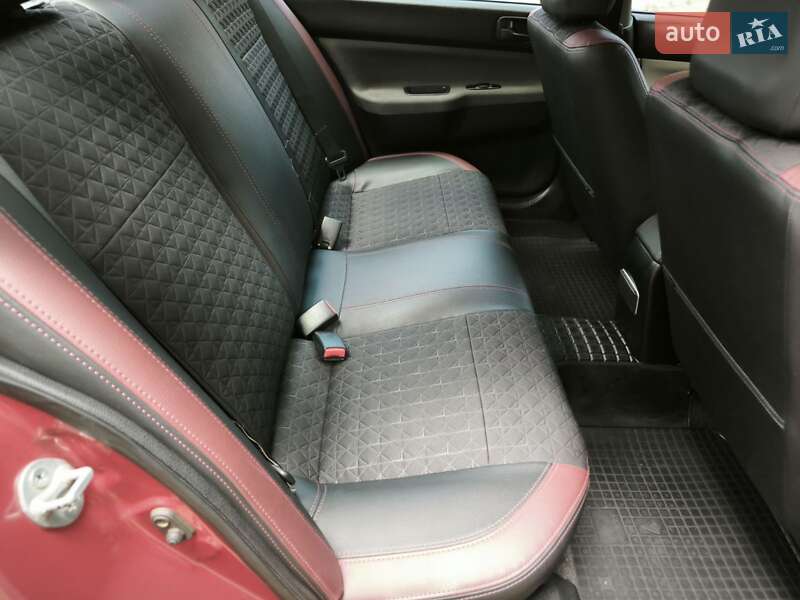 Седан Mitsubishi Lancer 2004 в Днепре