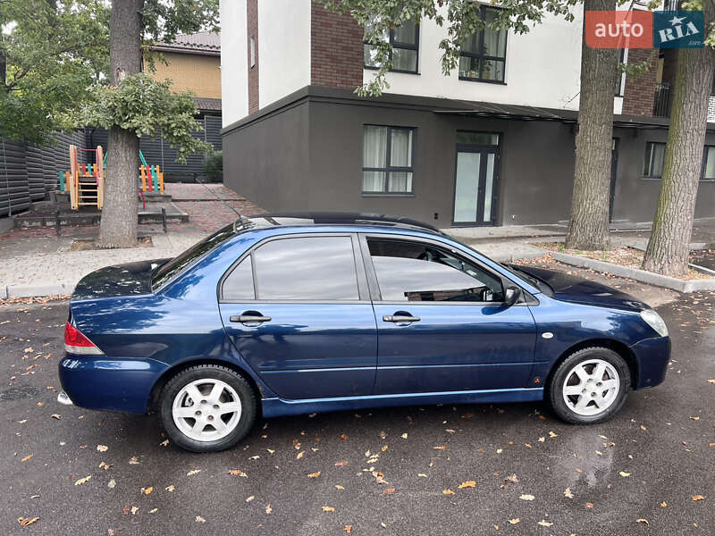 Седан Mitsubishi Lancer 2004 в Киеве