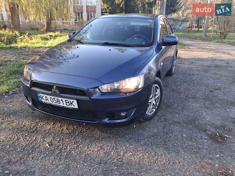 Седан Mitsubishi Lancer 2010 в Черновцах