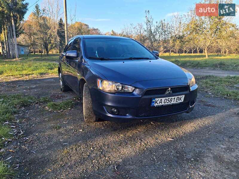 Седан Mitsubishi Lancer 2010 в Черновцах