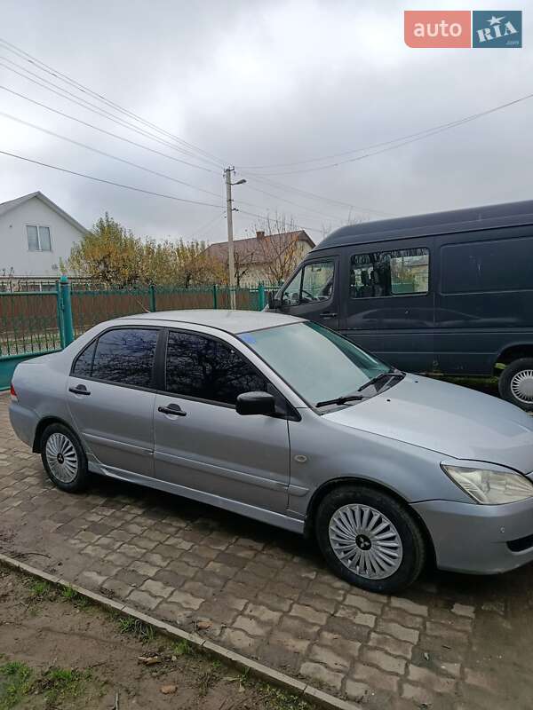 Седан Mitsubishi Lancer 2004 в Черновцах