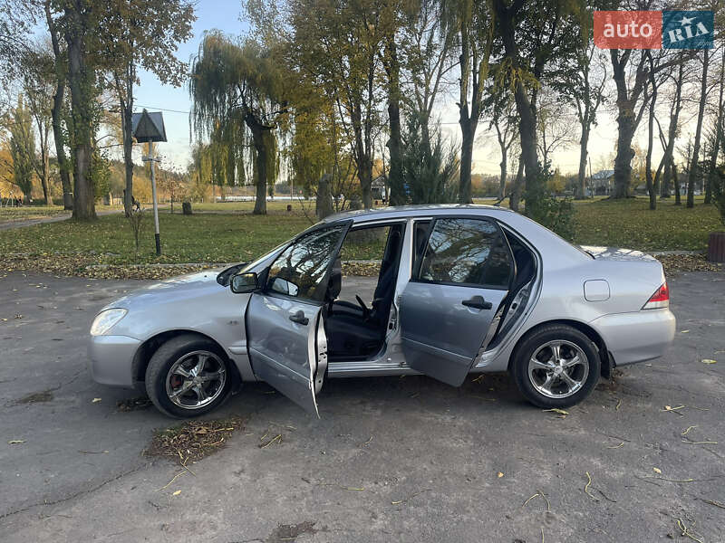Седан Mitsubishi Lancer 2004 в Теофиполе