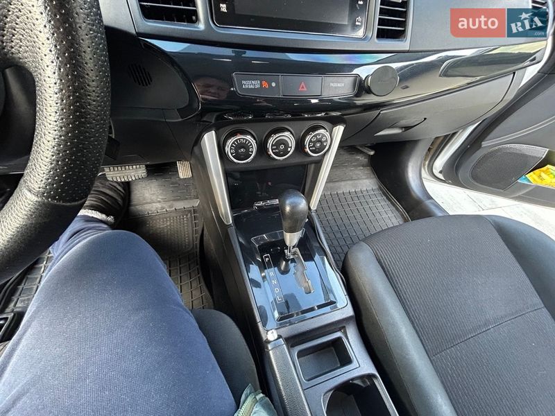Седан Mitsubishi Lancer 2015 в Ужгороде