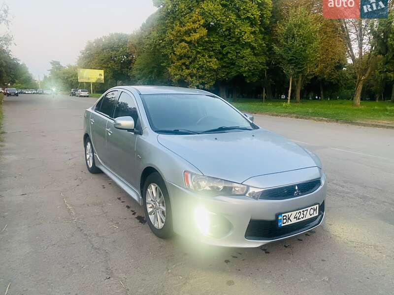 Седан Mitsubishi Lancer 2015 в Ровно