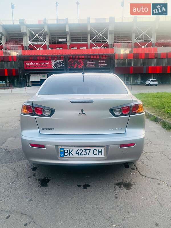 Седан Mitsubishi Lancer 2015 в Ровно