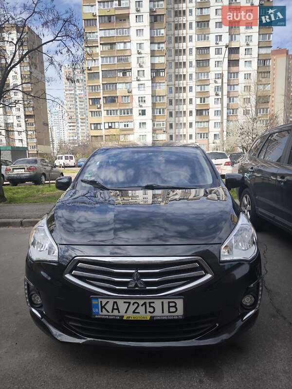 Седан Mitsubishi Mirage 2018 в Киеве