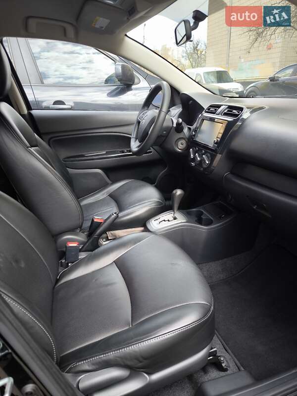 Седан Mitsubishi Mirage 2018 в Киеве