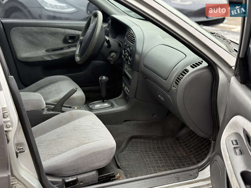 Седан Mitsubishi Mirage 2001 в Киеве