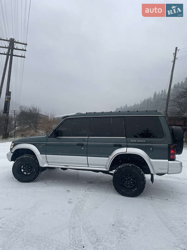 Внедорожник / Кроссовер Mitsubishi Montero 1995 в Микуличине