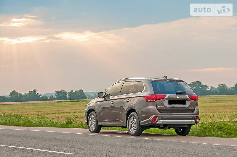 Mitsubishi Outlander PHEV 2017 года