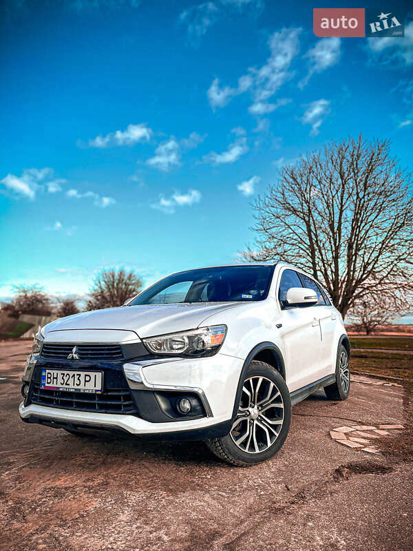 Внедорожник / Кроссовер Mitsubishi Outlander Sport 2016 в 